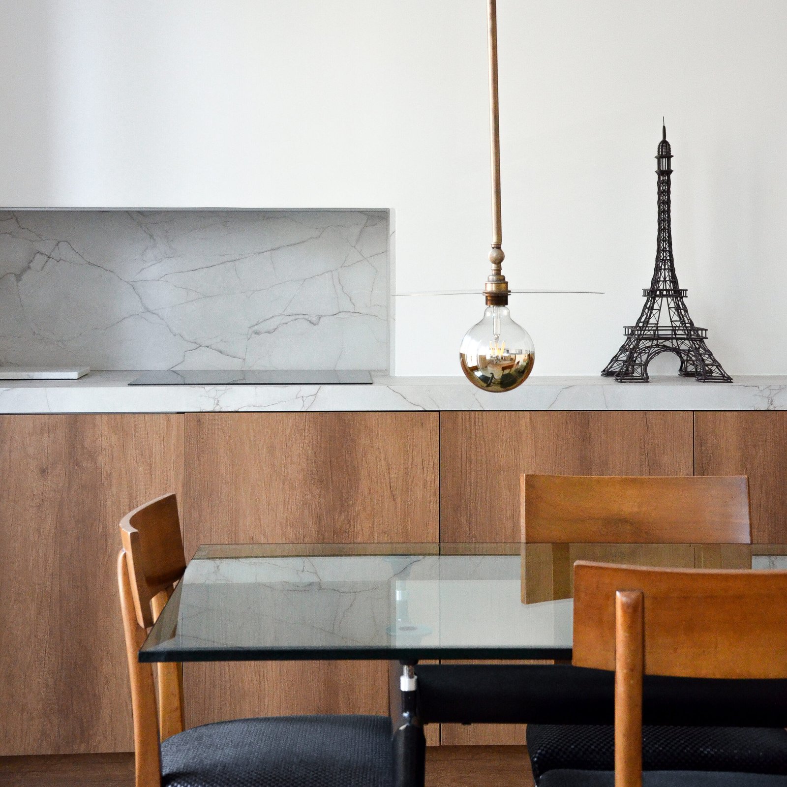 http://Bureau%20avec%20plateau%20verre,%20lampe%20laiton%20et%20décoration%20tour%20Eiffel