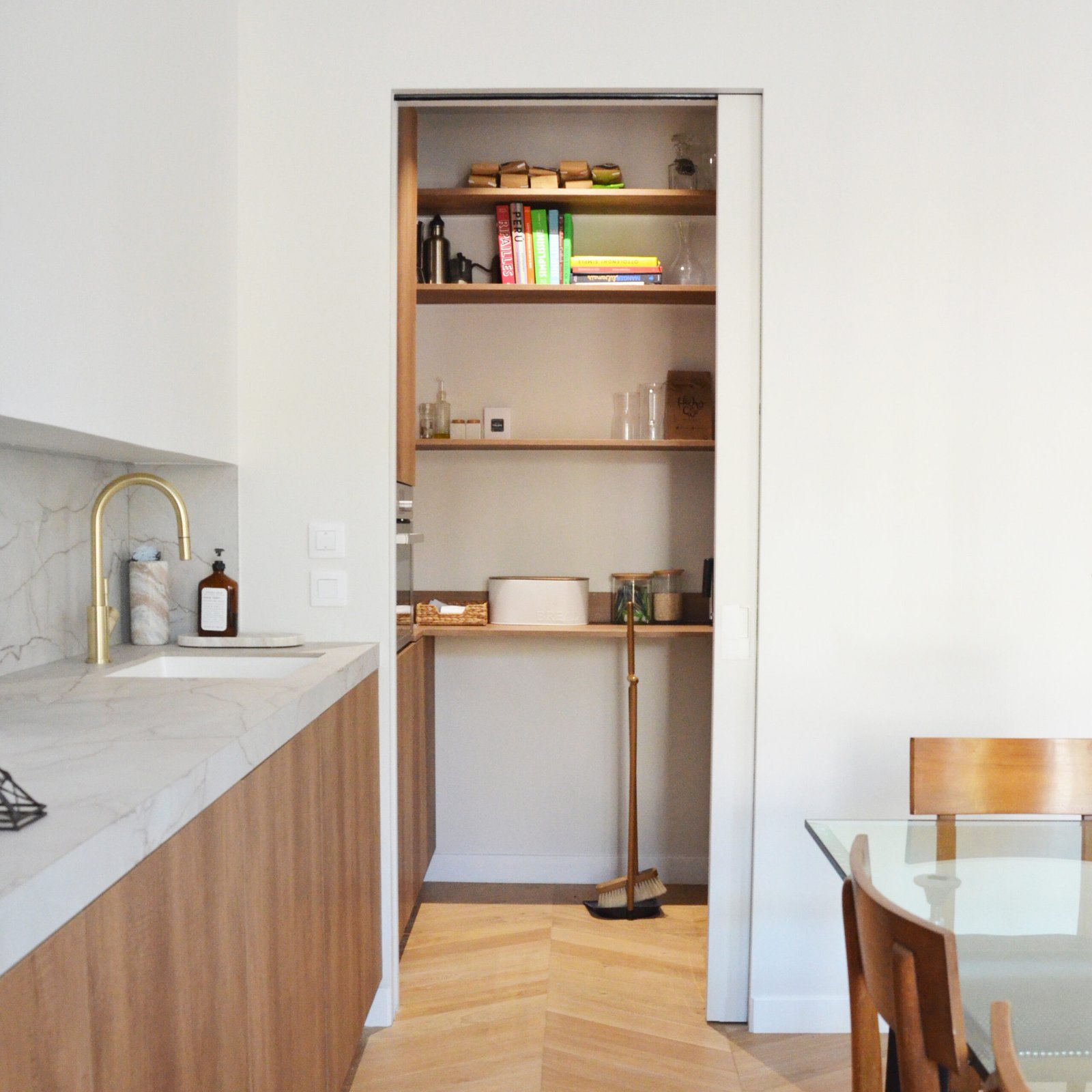 Placard de rangement en bois avec étagères et livres